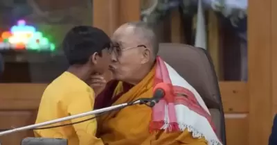 Dali lama besa a un nio