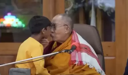 Dali lama besa a un nio