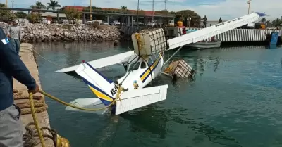 La avioneta que se desplom el sbado 8 de abril fue sacada del mar con una enor