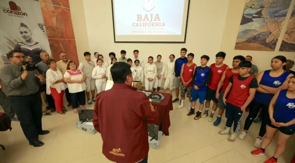 Entrega de uniformes y material deportivo