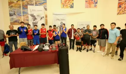 Entrega de uniformes y material deportivo