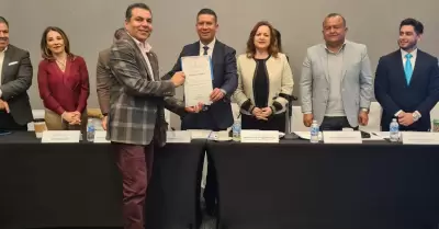 Entrega reconocimiento CANIRAC Ensenada a comisionado de la COEPRIS BC