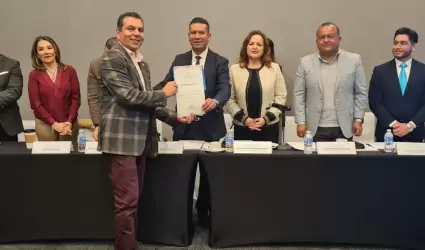 Entrega reconocimiento CANIRAC Ensenada a comisionado de la COEPRIS BC