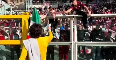 Guillermo Ochoa regal sus guantes a aficionados de la Salernitana