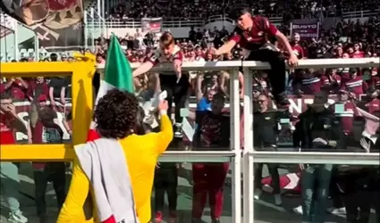 Guillermo Ochoa regal sus guantes a aficionados de la Salernitana