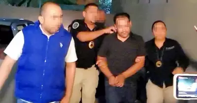 Agresor detenido siendo trasladado