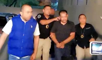Agresor detenido siendo trasladado