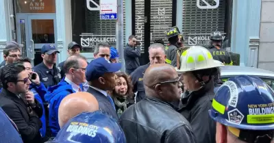 Autoridades en NY atienden el colapso de un estacionamiento.