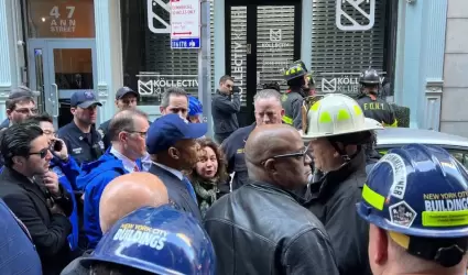 Autoridades en NY atienden el colapso de un estacionamiento.