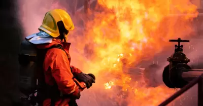 Bombero utiliza extintor de incendios de tipo niebla de agua para combatir con l