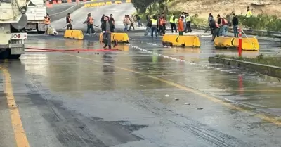 Derrame de residuos en carretera a Playas de Tijuana