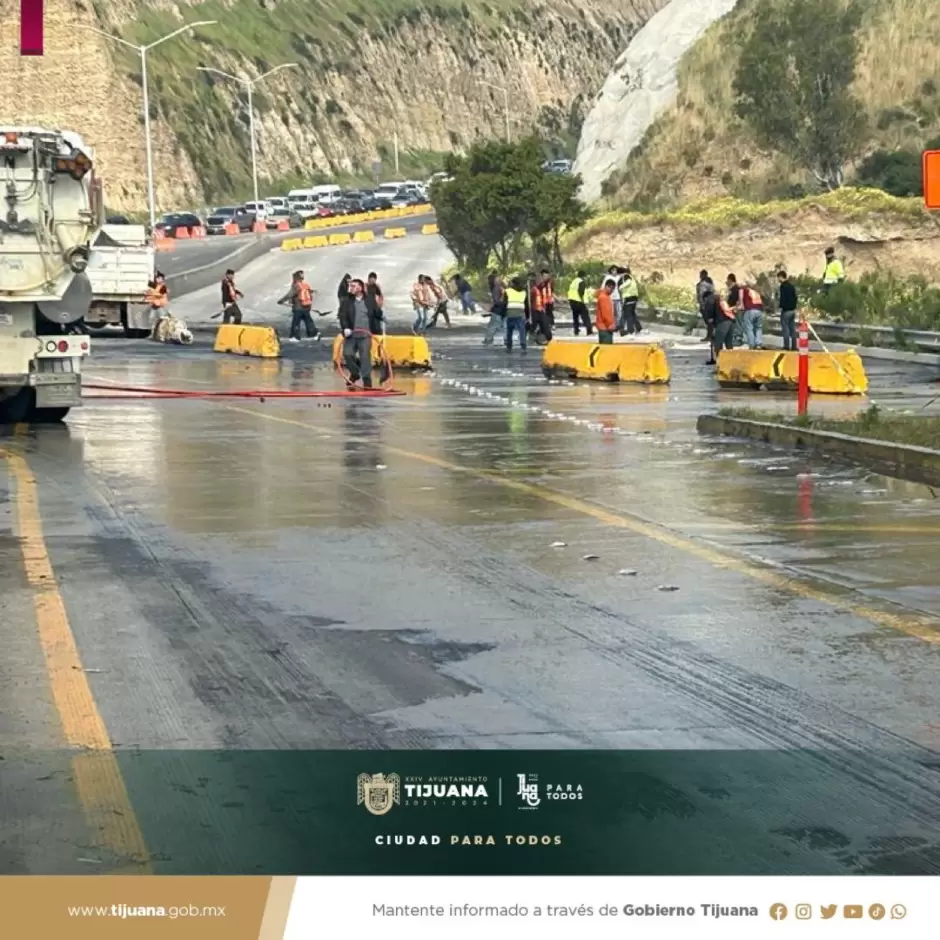 Derrame de residuos en carretera a Playas de Tijuana