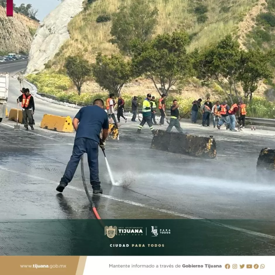 Derrame de residuos en carretera a Playas de Tijuana