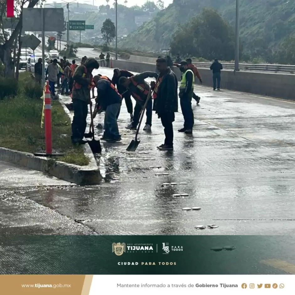 Derrame de residuos en carretera a Playas de Tijuana