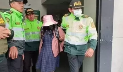 Hombre disfrazado de alumna en escuela de Per