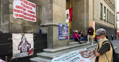 Simpatizantes de Morena instalan una carpa en la entrada principal de la Suprema