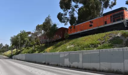 Tren chocara y se lleva cableado