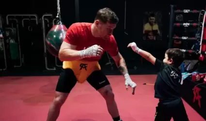 "Canelo" entrena con su hijo