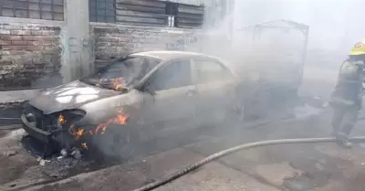 La volcadura provoc el derrame de gasolina y que se incendiara la camioneta, as