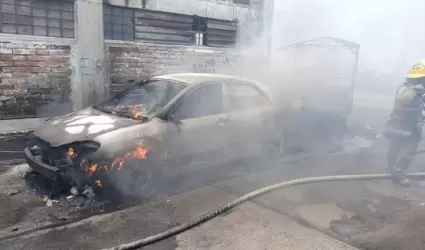 La volcadura provoc el derrame de gasolina y que se incendiara la camioneta, as