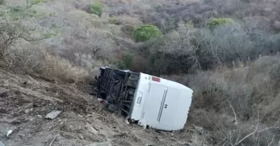 Autobs cae a barranco en Jalisco