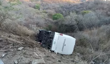 Autobs cae a barranco en Jalisco