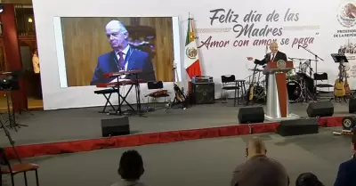 AMLO se burla de premio a Krauze