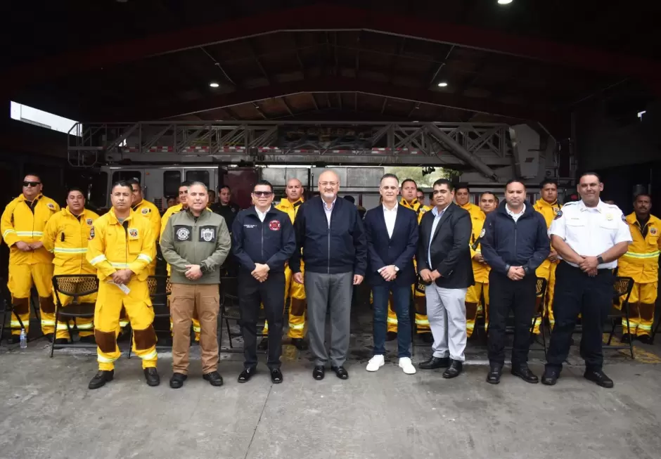 Bomberos de Tijuana reciben unirformes forestales