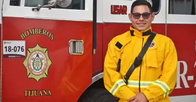 Bomberos de Tijuana reciben unirformes forestales