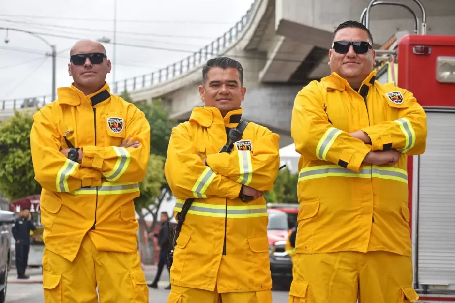 Bomberos de Tijuana reciben unirformes forestales