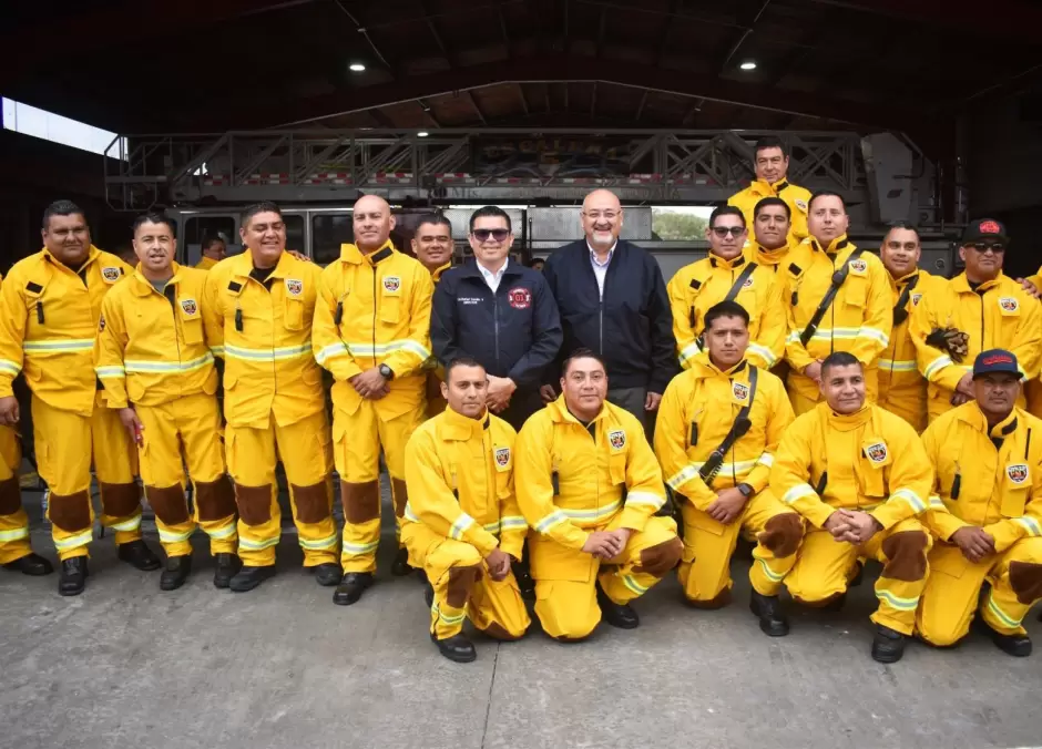 Bomberos de Tijuana reciben unirformes forestales