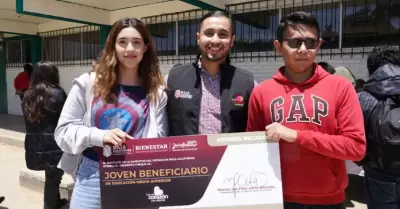 Entrega de becas a jvenes estudiantes de San Quintn