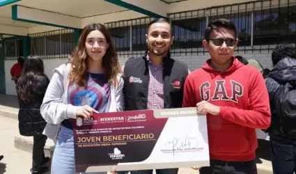 Entrega de becas a jvenes estudiantes de San Quintn