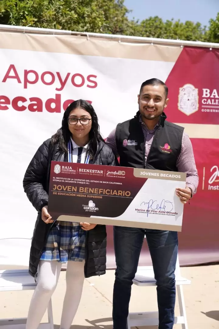 Entrega de becas a jvenes estudiantes de San Quintn