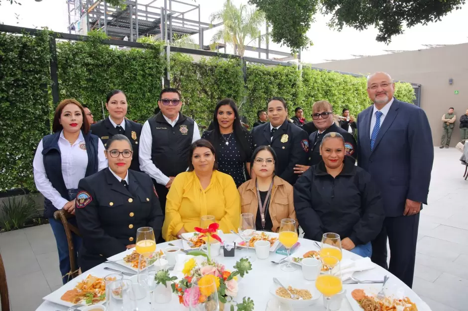 Reconocen a mams policas y bomberas