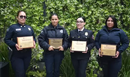 Reconocen a mams policas y bomberas