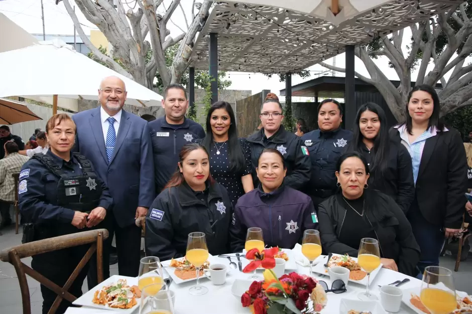 Reconocen a mams policas y bomberas