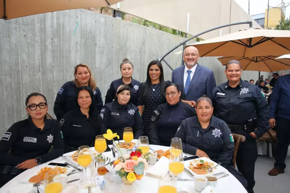 Reconocen a mams policas y bomberas