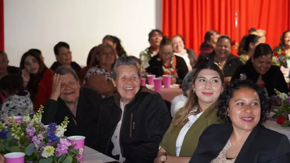 Festejo Da de las Madres de lideresas de colonias