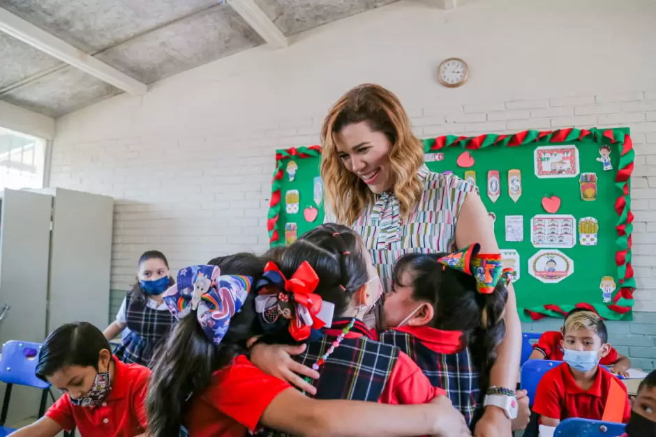 Gobernadora y alumnos de educacin bsica