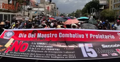 Docentes de la CNTE marchan con motivo del Da del Maestro