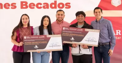 Se entregaron 200 becas a las y los estudiantes beneficiados con el programa J�v