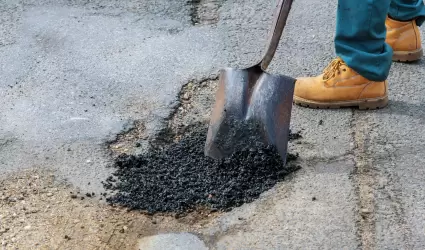 Reparacin de bache con alquitrn