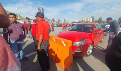 Manifestacin taxis rojo y negro