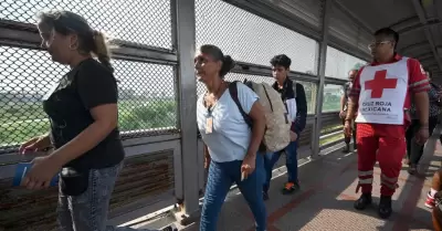 Los migrantes cruzan el Puente Internacional Matamoros-Brownsville despus de ob