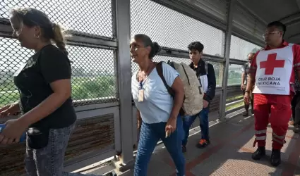 Los migrantes cruzan el Puente Internacional Matamoros-Brownsville despus de ob