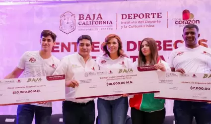 Marina del Pilar Avila Olmeda entreg� cerca de 700 becas econ�micas enfocadas a 