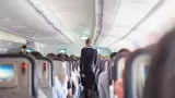 Interior del avin con pasajeros en asiento durante el vuelo.
