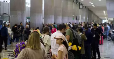 Caos en aeropuerto por cada de ceniza volcnica