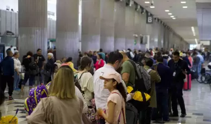 Caos en aeropuerto por cada de ceniza volcnica